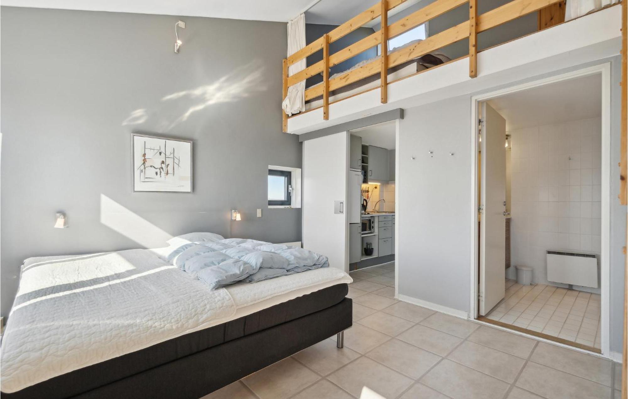 Apartment Bad, Lejl, 52